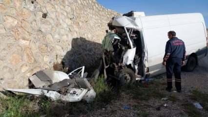 Konya'da feci kaza: Minibüs alt geçide düştü, 1 kişi öldü!