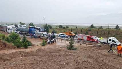 Afyonkarahisar'da heyelan! Araçlar toprak altında kaldı: 1 ölü, 1 yaralı