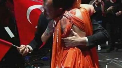 Melek Mosso'ya sahnede sarılıp şarkı söyleyen AK Partili başkan özür diledi!