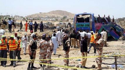 Pakistan'daki otobüs kazasında 12 kişi öldü