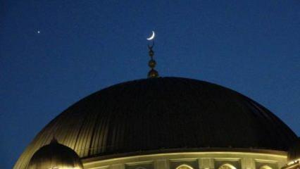 Ay ile yıldızın buluşması Taksim'den böyle görüntülendi