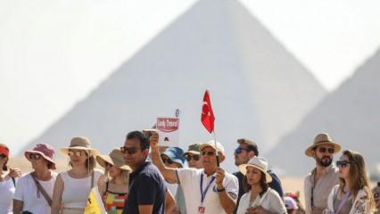 Mısır'daki Giza Piramitlerine turist akını