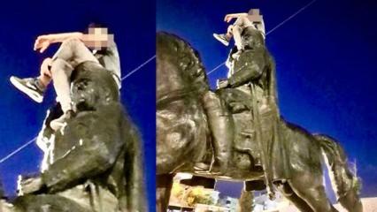 Şanlıurfa Valiliği: Atatürk heykelinin üzerine çıkan şüpheli gözaltına alındı