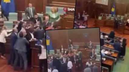 Kosova Parlamentosu'nda yumruklar havada uçuştu