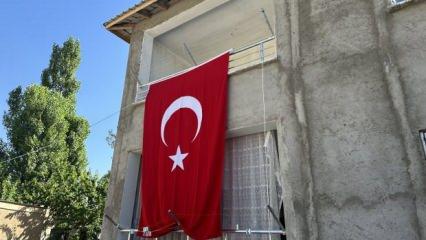 Şehit Piyade Uzman &Ccedil;avuş Kırmızıko&ccedil;'un ailesinin evine T&uuml;rk Bayrağı asıldı