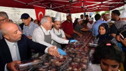 Fatih Belediyesi 10 bin aşure dağıttı