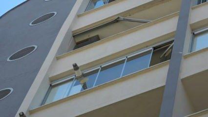 Cam balkon takan gencin feci ölümü