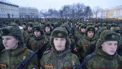 Rusya'da askerlik tavan yaşı yükseltildi: Yurt dışı yasağı da geldi