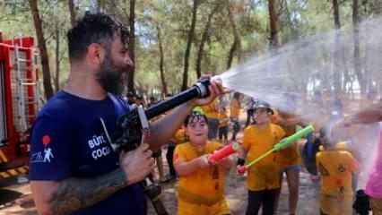Sıcaktan bunalan çocuklar itfaiye erleri ile su savaşı yaptı