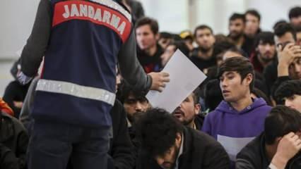 Balıkesir'de 17 düzensiz göçmen kaçakçılarla birlikte yakalandı