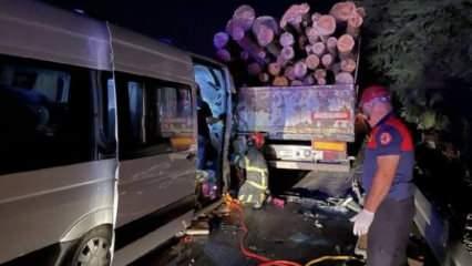 Minibüs, TIR'a çarptı: 1 ölü, 20 yaralı