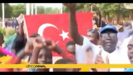 Nijer’de halk Türk bayrakları ile tepki