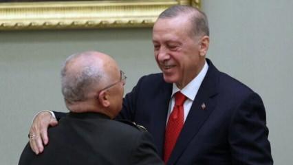Orgeneral Musa Avsever, MGK toplantısında Cumhurbaşkanı Erdoğan'a sarıldı