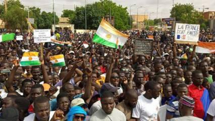 Nijer'e askeri müdahale iddiası! Binlerce gönüllü harekete geçti!