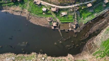 Barajın su seviyesi düşünce tarihi köy ortaya çıktı
