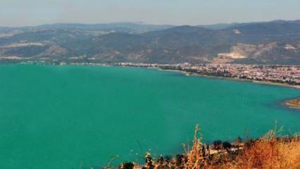 İznik Gölü, alg patlaması nedeniyle turkuaza büründü