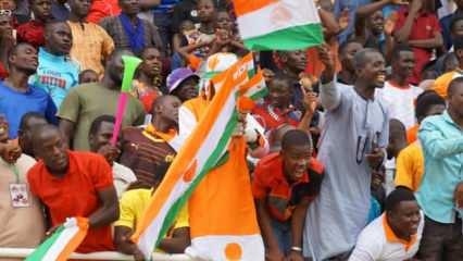 Nijer'de askeri yönetim destekçileri stadyumu doldurdu