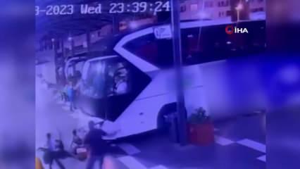 2 çocuğu altına alan otobüs peronlara çıktı