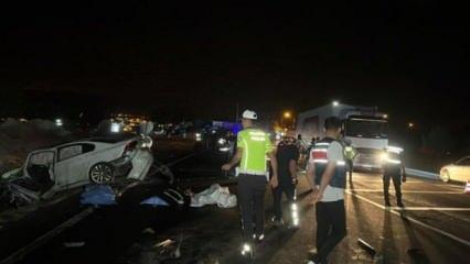 Feci kaza: İki otomobil çarpıştı! 4 kişi hayatını kaybetti!