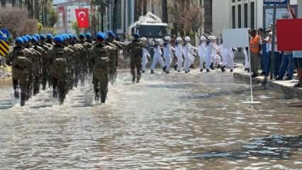Deniz suyunun bastığı İskenderun'da geçit törenine askeri birlikler ve araçlar katıldı