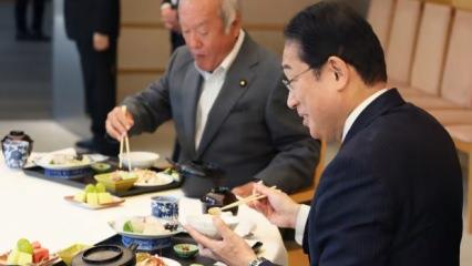 Dünya bu öğle yemeğini konuşuyor: Japon başbakan kanıtlamak için paylaştı