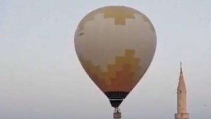 Kapadokya'da tehlikeli anlar! Sıcak hava balonu minarenin alemine çarptı