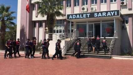 Balıkesir'de 22 düzensiz göçmen ile 6 göçmen kaçakçısı yakalandı