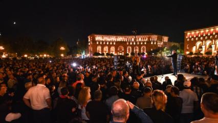 Ermenistan'da büyük öfke: Hain Paşinyan!