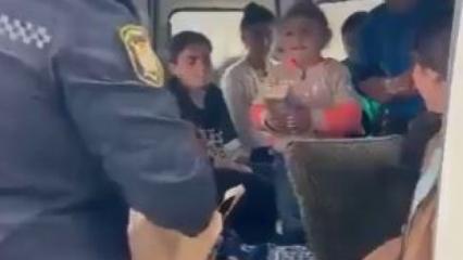 Azerbaycan polisi, Karabağ'dan ayrılan Ermeni sivillere su ve yemek ikram etti