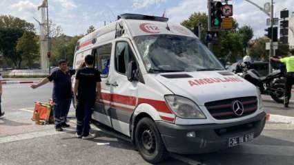 Fatih'te otomobilin çarptığı ambulans devrildi: 3 kişi yaralandı!