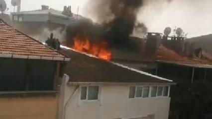 Avcılar'da 3 katlı binanın çatısında yangın çıktı 