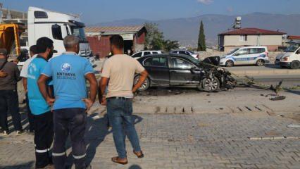 Hatay'da feci kaza: Otomobille çöp kamyonu arasına sıkışan temizlik işçisi öldü!