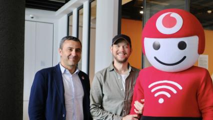 Vodafone'un dijital kahramanı TOBİ, artık konuşarak da hizmet verecek!