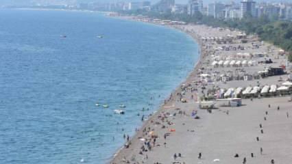 Antalya'da sahillerde yoğunluk sürüyor