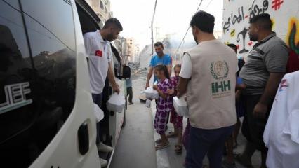 İHH, Gazze’de sıcak yemek dağıtımlarına devam ediyor