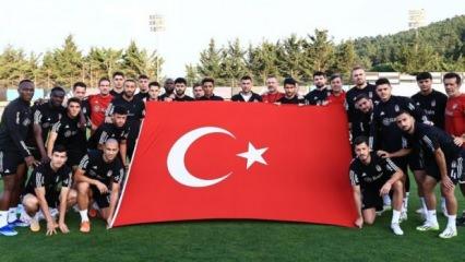 Beşiktaşlı futbolcular, Cumhuriyet'in 100. yılını kutladı