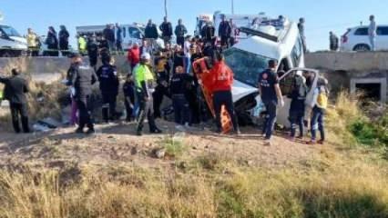 İşçi servisiyle kamyonet çarpıştı: 17 yaralı 