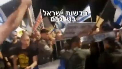 İşgalci İsrail resmen karıştı! Rehinelerin aileleri, katil Netanyahu'nun evini bastı!