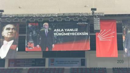 Kılıçdaroğlu destekçilerinin kurultay salonuna astığı pankart alay konusu oldu
