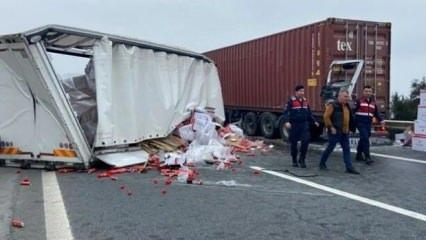 Silivri'de çakmak gazı tüpü dolu kamyon kaza yaptı, yol kapandı