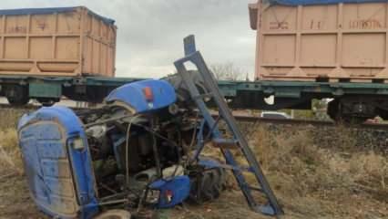 Yük treni traktöre çarptı: 1 ölü, 1 yaralı