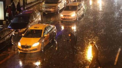 İstanbul'da sağanak ve şiddetli rüzgar hayatı olumsuz etkiliyor