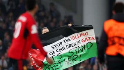 Galatasaray'ın grubunda dünyaya mesaj! Taraftar sahaya Filistin bayrağıyla girdi