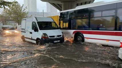İzmir'de aynı manzara! Yağış sonrası caddeler göle döndü, evleri su bastı