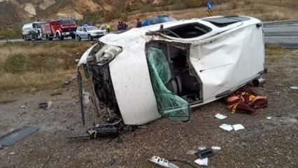 Sivas'ta feci kaza: Devrilen hafif ticari araçtaki 3 kişi yaralandı!