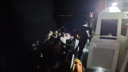 Yunan'ın ölüme terk ettiği lastik bottaki 49 kaçak göçmen kurtarıldı