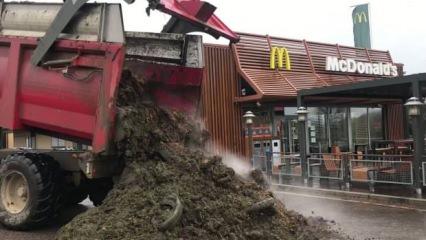 Fransız çiftçilerden McDonalds'a gübre protestosu!