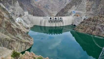 Türkiye'nin en büyük barajı elektrik üretimine başladı