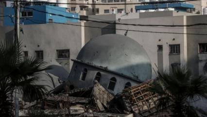 Gazze’li çocuklar yerle bir olan camilerin enkazından Kur’an sayfalarını topluyor