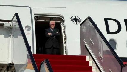 Steinmeier, Katar'a inişinde uçakta 30 dakika bekledi